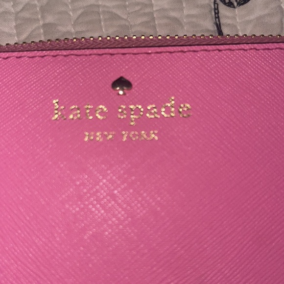Beautiful flamingo color Kate Spade large zippered wallet strawberry collection - Picture 7 of 7